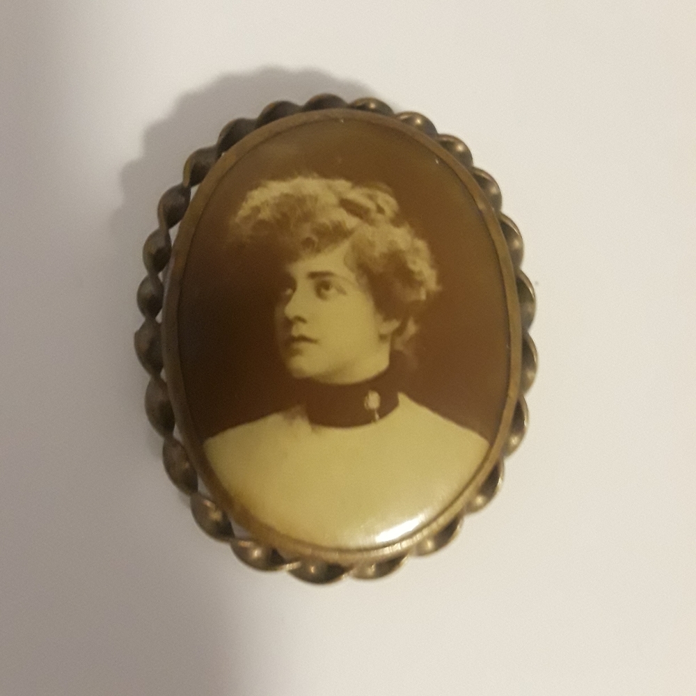 1800s Portrait Pin